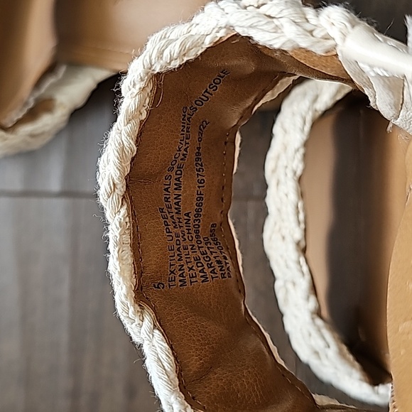 Universal Thread Heels - Picture 5 of 6